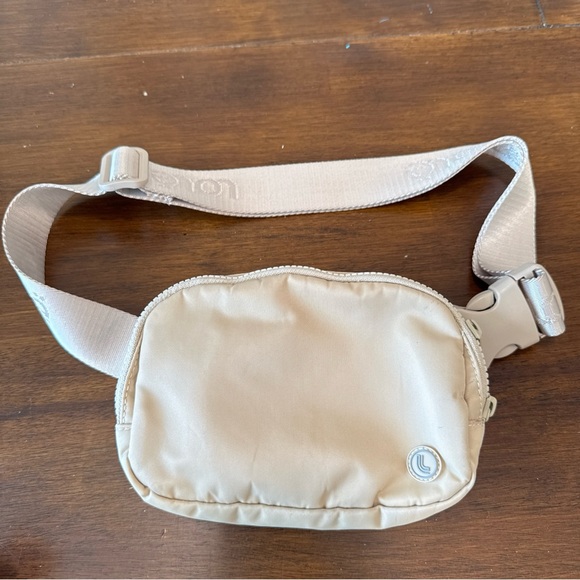 Lole Unisex Belt Bag, One Size, Tan, 3 Mesh Storage Compartments, Key Clip NWOT - Picture 1 of 7